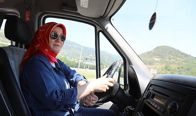 Geyve Belediyesi Garaj Amirliği’nin birinci bayan belediye otobüs sürücüsü Nebahat Çakır sefere başladı