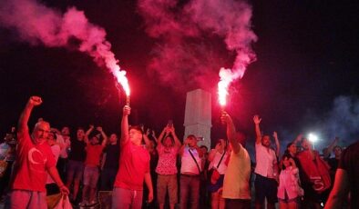 İzmir’in meydanlarında çeyrek final coşkusu