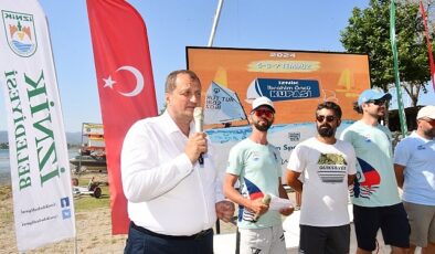 İznik Gölü’nde gerçekleştirilen yelken yarışlarında gençler rüzgara karşı süper çabalar verirken kupalar da sahiplerini buldu