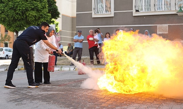 Nevşehir Belediyesi İtfaiyesi, Mehmet Akif Ersoy Mahallesi TOKİ Konutları’ndaki mahalle sakinlerine ve blok görevlilerine yangınla çaba eğitimi verdi