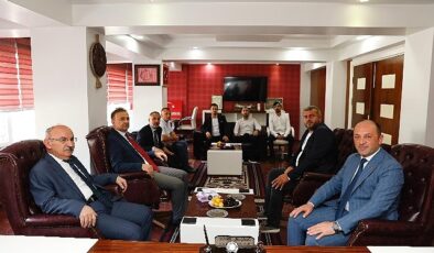Sakarya Valisi Yaşar Karadeniz, Lider Selçuk Yıldız’ı makamında ziyaret ederek güzel olsun temennisinde bulundu