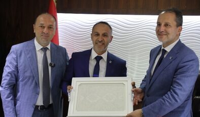 Yeniden Refah Partisi Genel Lideri Dr. Fatih Erbakan, Geyve Belediye Lideri Selçuk Yıldız’ı makamında ziyaret etti
